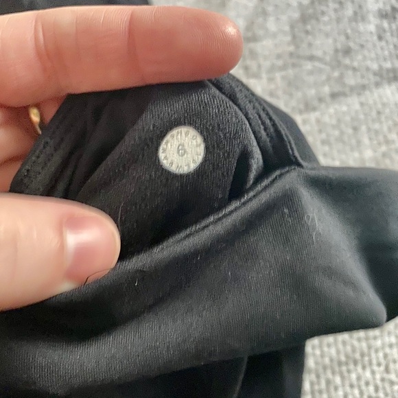 Lululemon crops with pocket 🍋 - Picture 4 of 4